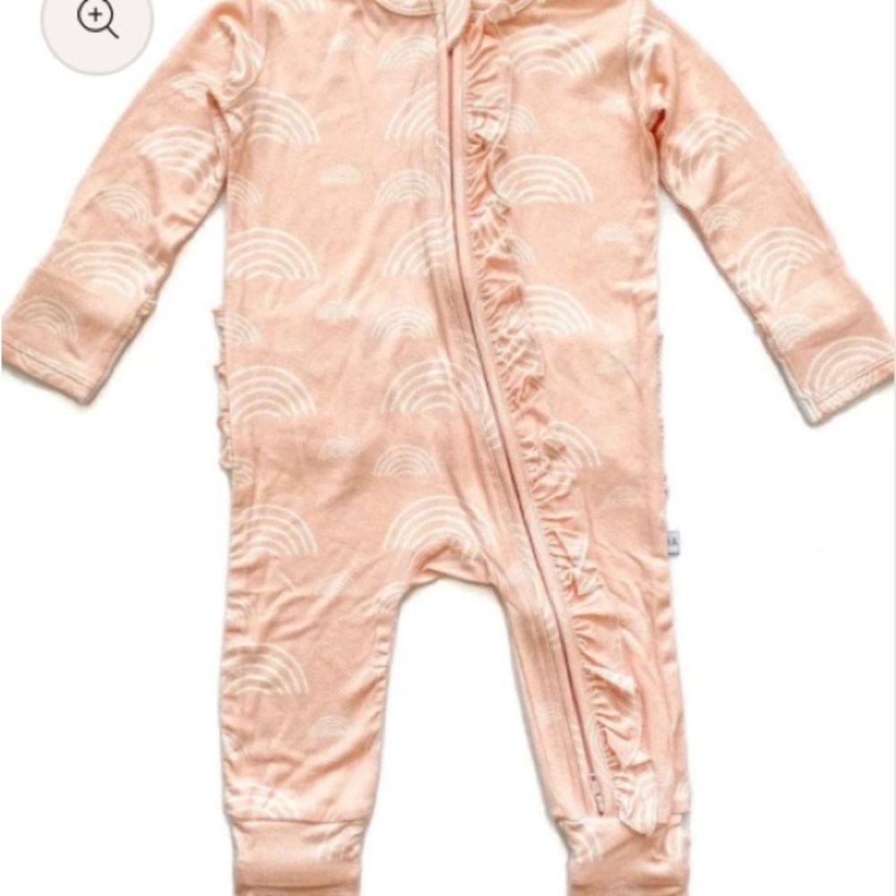 NWT - HARP ANGEL
Ruffle Zipper One Piece - Blush Rainbow - Bamboo